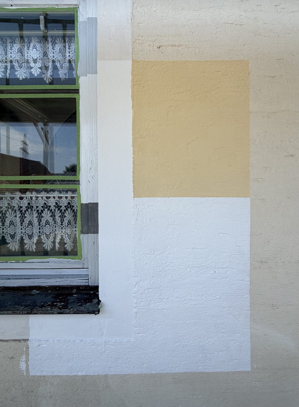 Fassadendetail mit Farbmusterflächen an der Klosterökonomie Freundorf