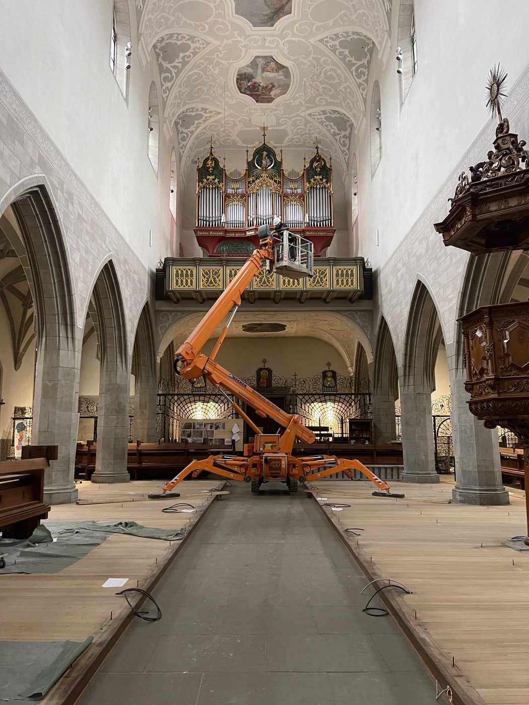 Kirchenraum des Münsters Radolfzell während der Restaurierung
